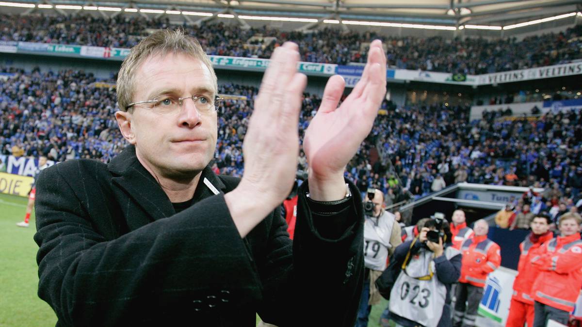PLATZ 7 - RALF RANGNICK: Eine Szene mit Folgen: Ralf Rangnick läuft am 10. Dezember 2006 nach dem 1:0-Sieg gegen Mainz eine Ehrenrunde. Der damalige Schalke-Coach hatte zuvor seinen Rücktritt zum Saisonende bekanntgegeben