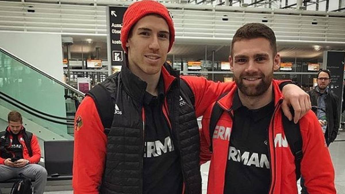 Der 28-Jährige (r.) wurde erst im Januar Vater von Sohn Ben Constantin. Hier posiert er vor dem Abflug nach Pyeongchang mit Wolfsburg-Teamkollege Björn Krupp
