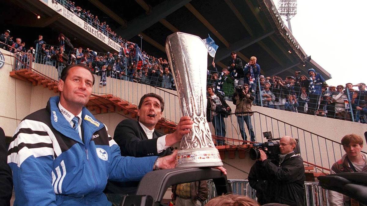 Einer führte Schalke 04 sogar 1997 zum Gewinn der begehrten Trophäe. SPORT1 blickt zurück und zeigt die Oranje-Stars in Königsblau