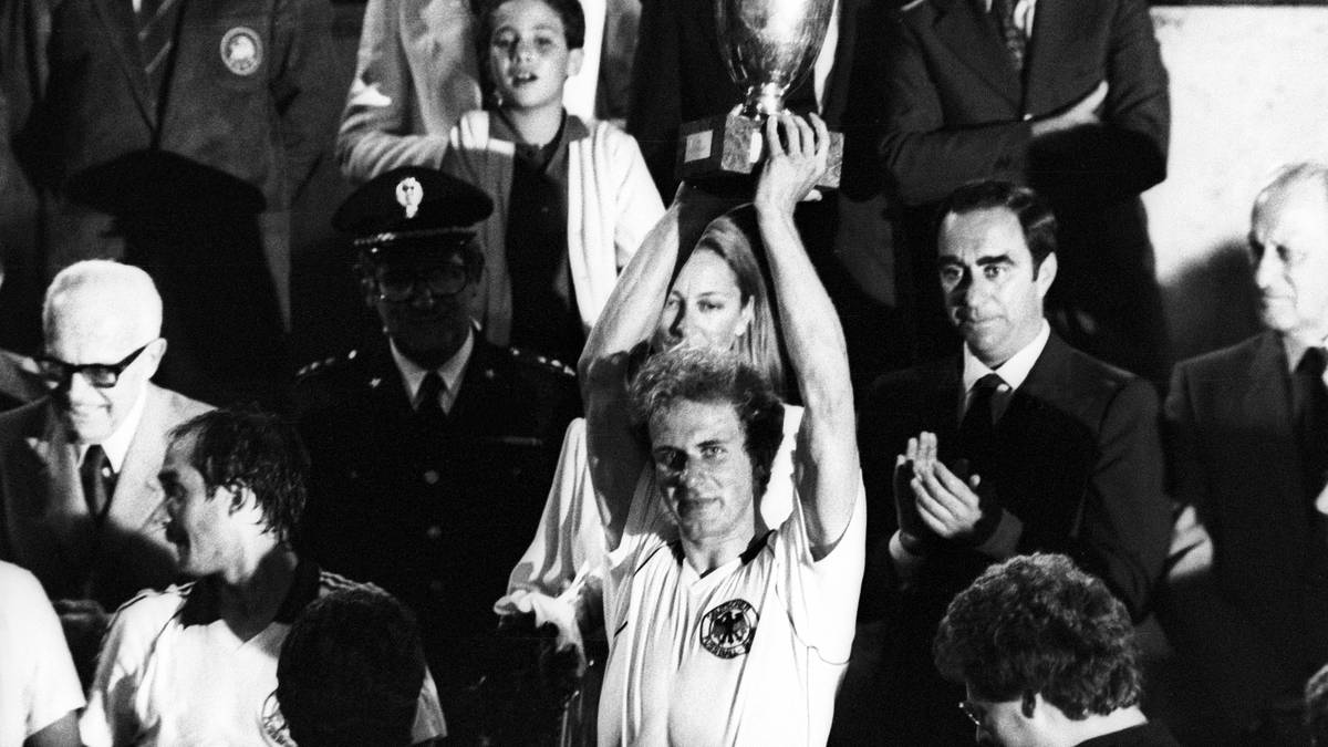 22. Juni 1980 in Rom: Rummenigges größter Erfolg in der Nationalmannschaft. Deutschland wird Europameister. Der Blondschopf präsentiert die Trophäe neben Uli Stielike (links)
