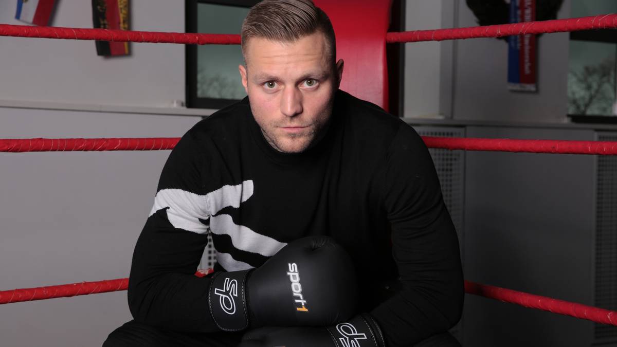 KONTRA K: Der Rapper ist neben seiner erfolgreichen Musikkarriere als Boxtrainer aktiv, trainiert selbst mit Weltmeistern vom Team Sauerland. In seinen motivierenden Texten thematisiert er immer wieder auch den Kampfsport