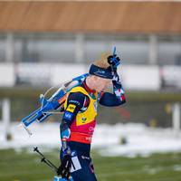 Johannes Thingnes Bö stürzt nach einer Unachtsamkeit beim heimischen Training. Weil der norwegische Biathlon-Star aber unverletzt bleibt, kann er über das Malheur lachen.  