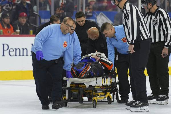 Referee nach Kollision im Krankenhaus