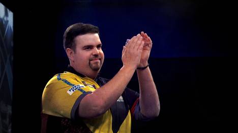 Gabriel Clemens will bei der Darts-WM im Ally Pally für Furore sorgen - vorher hat er aber ins SPORT1-Freundschaftsbuch geschrieben.