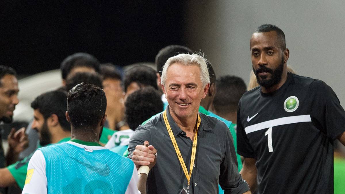 TOPF 4 - SAUDI-ARABIEN (Weltranglistenplatz 63): Bert van Marwijk (M.) führt die Saudis zum insgesamt fünften Mal zu einer WM. In Russland ist der Niederländer allerdings nicht dabei, denn der Verband trennt sich trotz erreichter Quali vom Ex-BVB-Coach