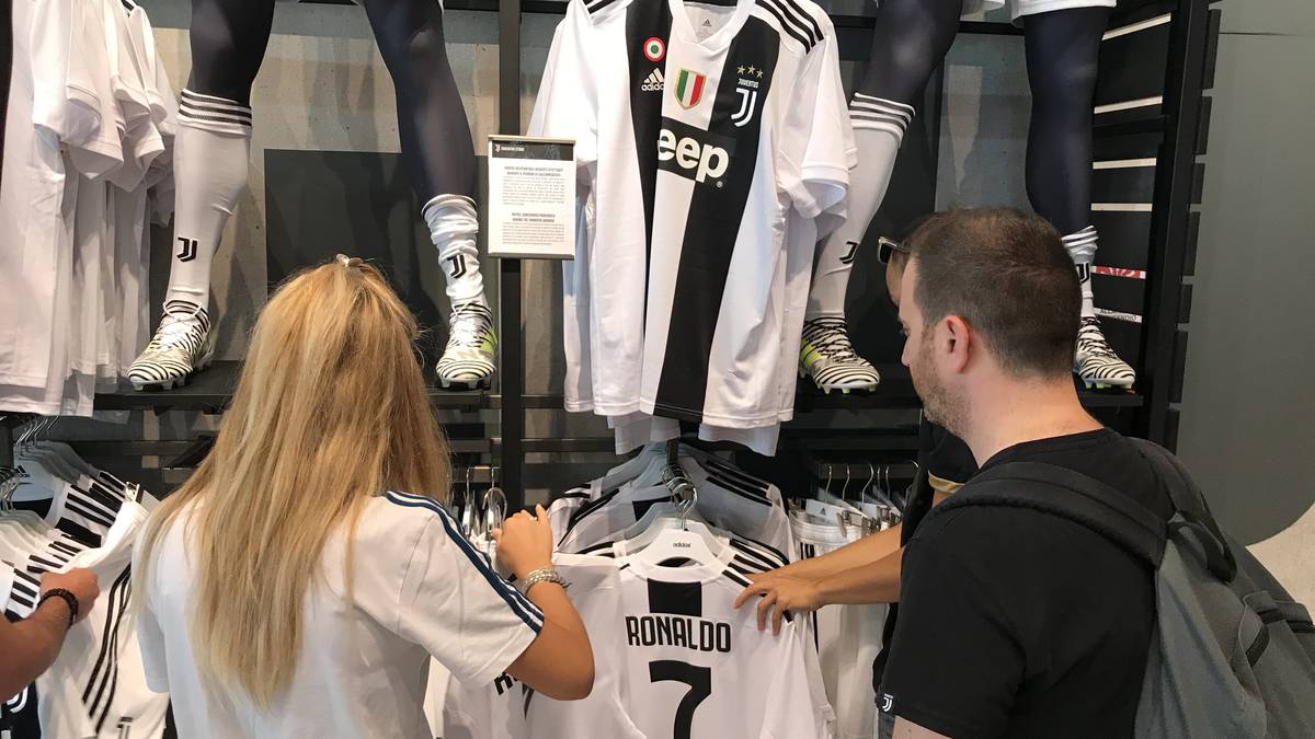 Laut einer Mitarbeiterin des Fanshops am Stadion gehen im Moment etwa 20.000 CR7-Trikots pro Tag über die Theke