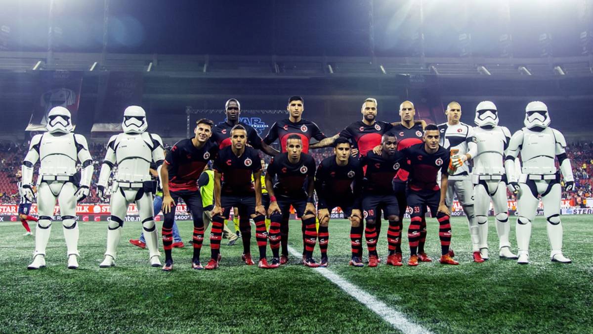 Hoppla, wer hat sich denn da aufs Mannschaftsbild geschmuggelt? Der mexikanische Klub Tijuana Xoloitzcuintles de Caliente hat ein ganz spezielles Trikot auf den Markt gebracht