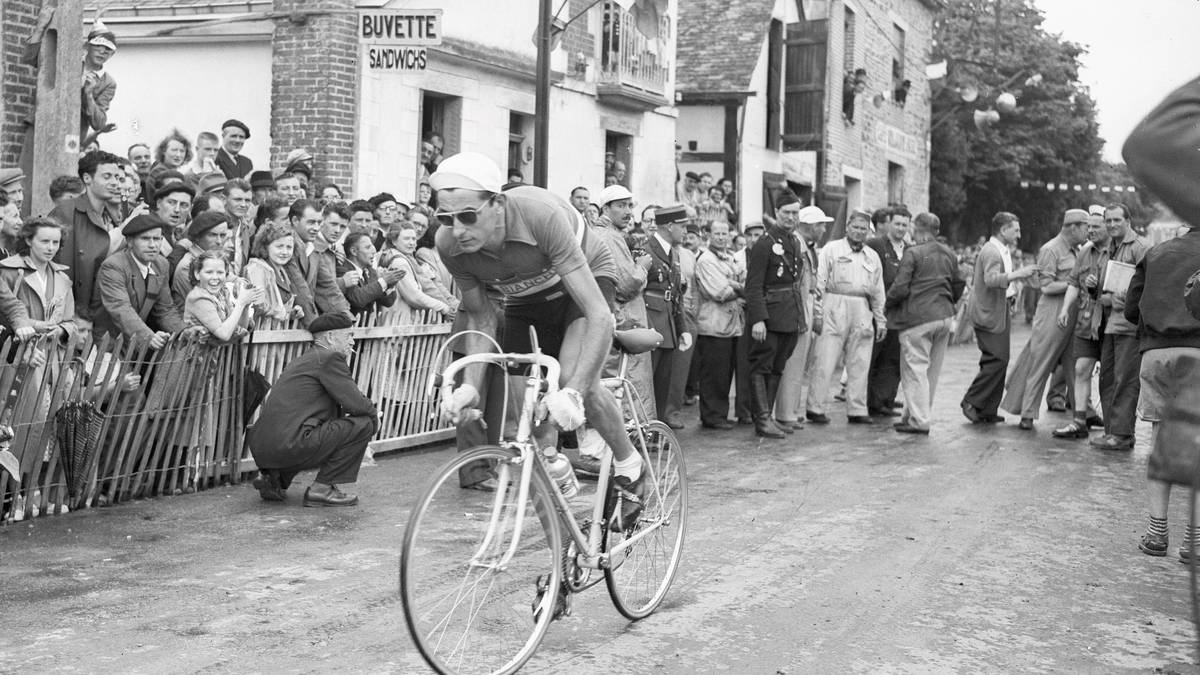 Schon 1946 fuhr er wieder Rennen - gewann sofort Mailand-Sanremo, ein Jahr später seinen 2. Giro. 1949 und 1952 sogar Giro und Tour de France. Tragisch: 1960 starb er mit nur 40 Jahren an zu spät erkannter Malaria