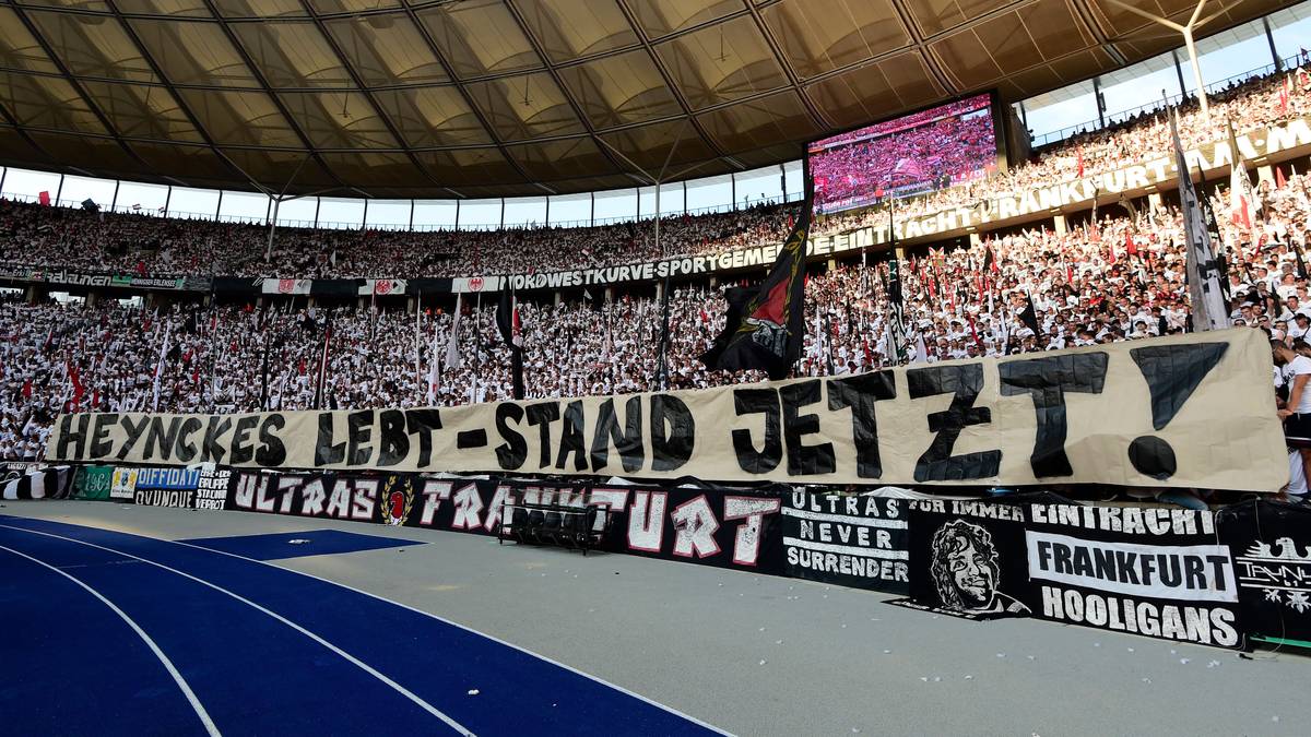 Schon vor dem Spiel kochen die Emotionen hoch. Frankfurts Fans sorgen mit einem geschmacklosen Plakat für Aufsehen. "Jupp Heynckes lebt - Stand jetzt", seht auf einem mit Blick auf den 73-jährigen Bayern-Coach geschrieben