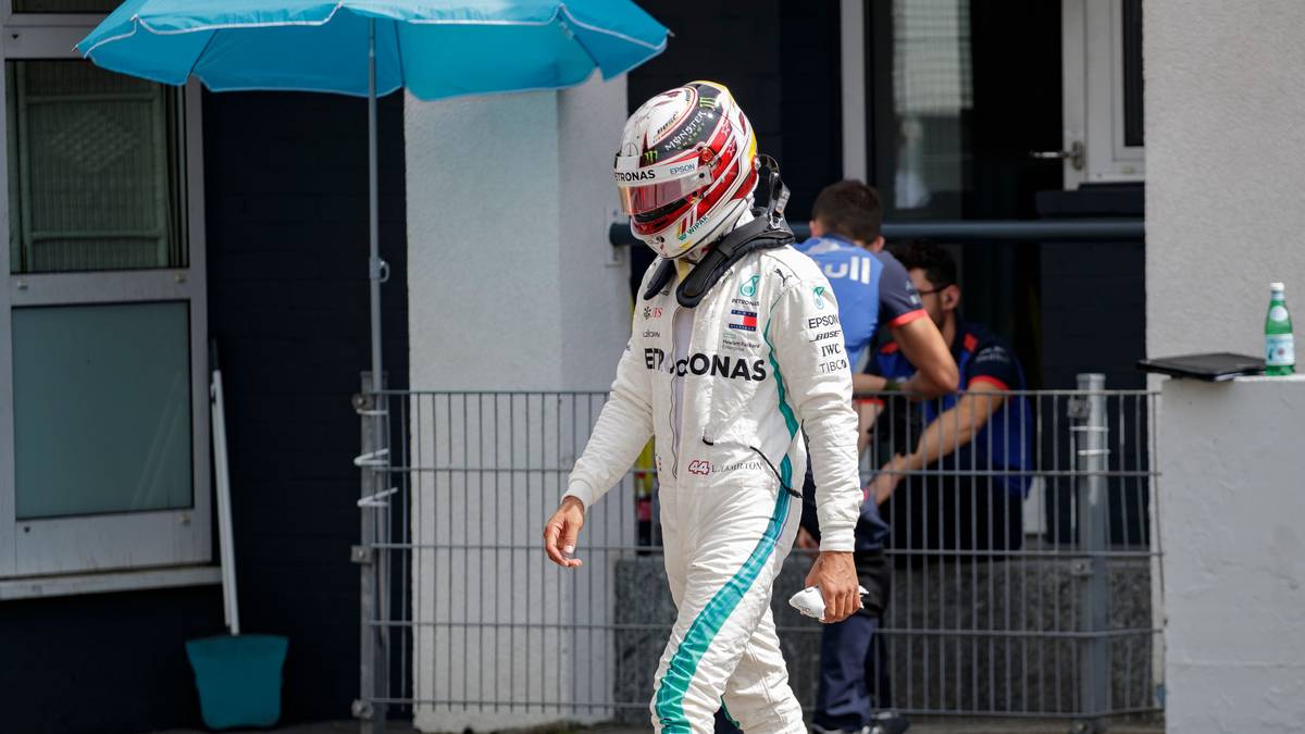Missmutig sucht Hamilton die Garage seines Teams auf