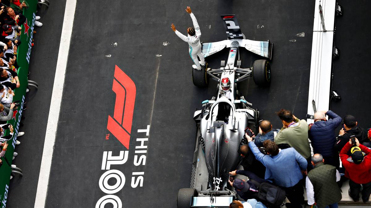 Der Brite landet vor Valtteri Bottas und Sebastian Vettel ganz oben auf dem Podest und lässt sich von den Fans feiern