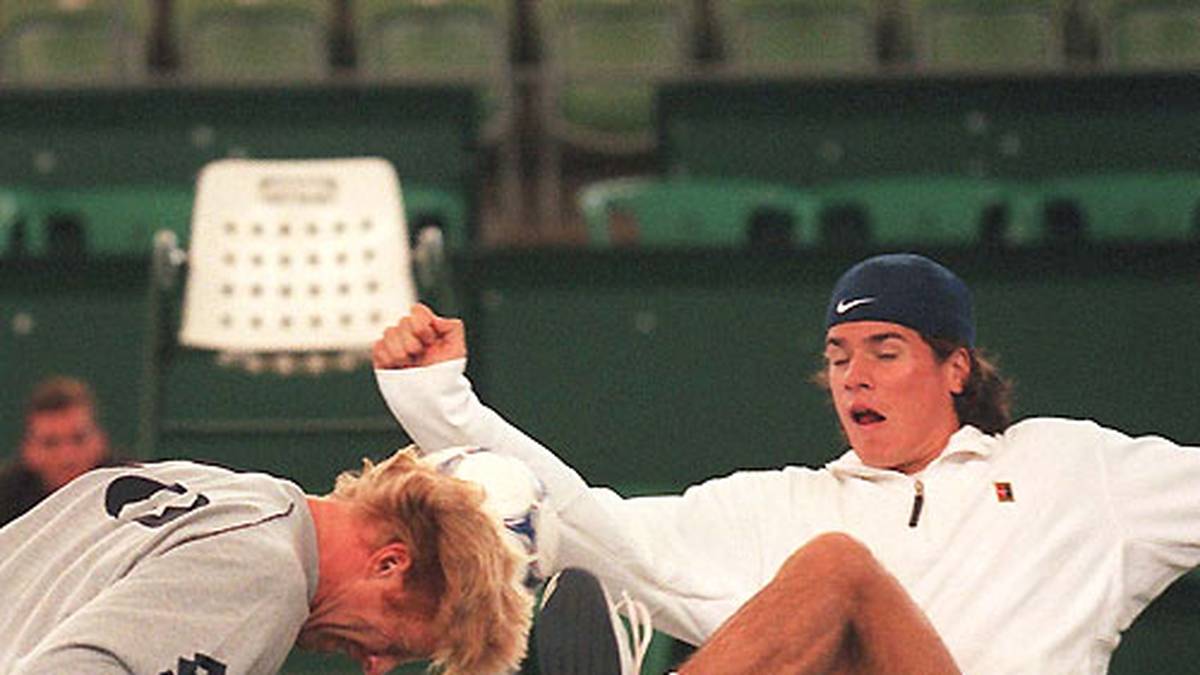 Neben dem Tennis hat Haas eine zweite Leidenschaft - den Fußball. Auch hier packt Haas das Wettkampf-Fieber, wie Boris Becker (l.) erfahren muss