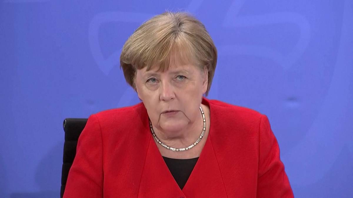 Hier verkündet Angela Merkel den Re-Start der Bundesliga