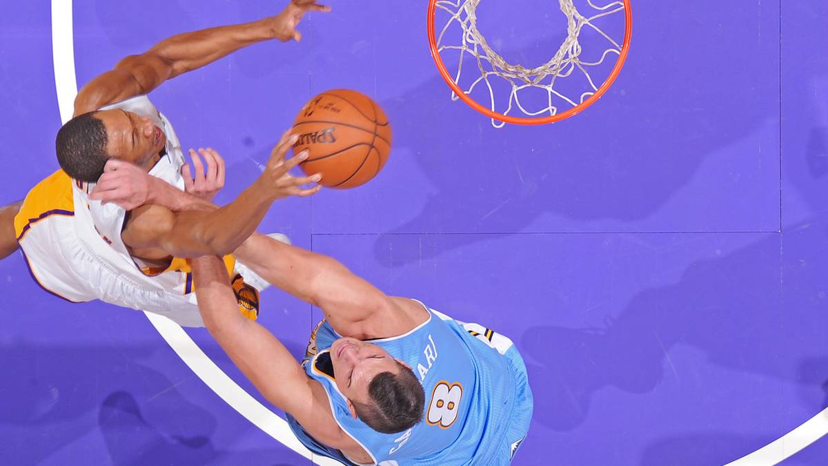 Dass auch ein Kellerduell durchaus spektakulär sein kann, beweisen die Los Angeles Lakers und Denver Nuggets. Die Playoffs wird dieses Duo zwar nur am Fernseher verfolgen, aber Wes Johnson stopft trotzdem spektakulär über Danilo Galinari. Der Italiener wird von dem athletischen Flieger auf dem ganz falschen Fuß erwischt