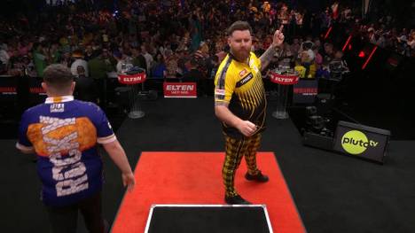 Scott Williams zeigt dem Publikum beim German Darts Grand Prix in München beim Einwerfen den Stinkefinger. Eine Geste, die Konsequenzen für ihn haben könnte.