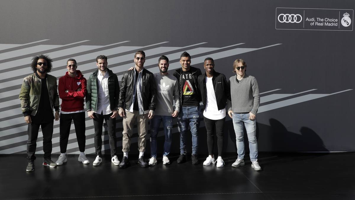 Kapitän Sergio Ramos (4.v.l.) und seine Kollegen von Real Madrid haben von Audi neue Dienstwagen erhalten. SPORT1 zeigt, welche Autos sich die Profis der Königlichen ausgesucht haben