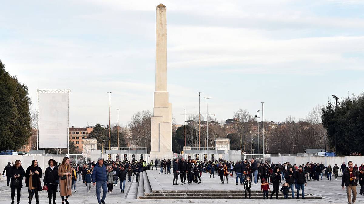 Vor den Toren des Olympiastadions prangt immer noch der Obelisk von Mussolini