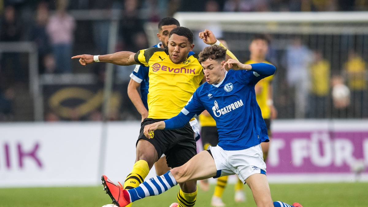 Mit dem Youngster Paul-Philipp Besong hat sich der 1. FCN ein fussballerisches Juwel vom BVB geschnappt. Der Stürmer kommt als frischgebackener U19-Meister. Er ist zwar eigentlich für die U21 eingeplant, könnte aber auch in der Profimannschaft zum Einsatz kommen