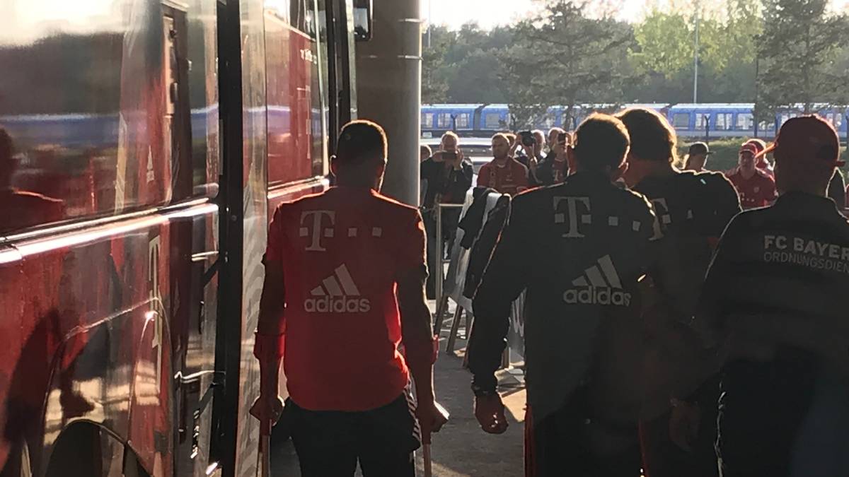 Corentin Tolisso verlässt um 18.16 Uhr auf Krücken die Allianz Arena