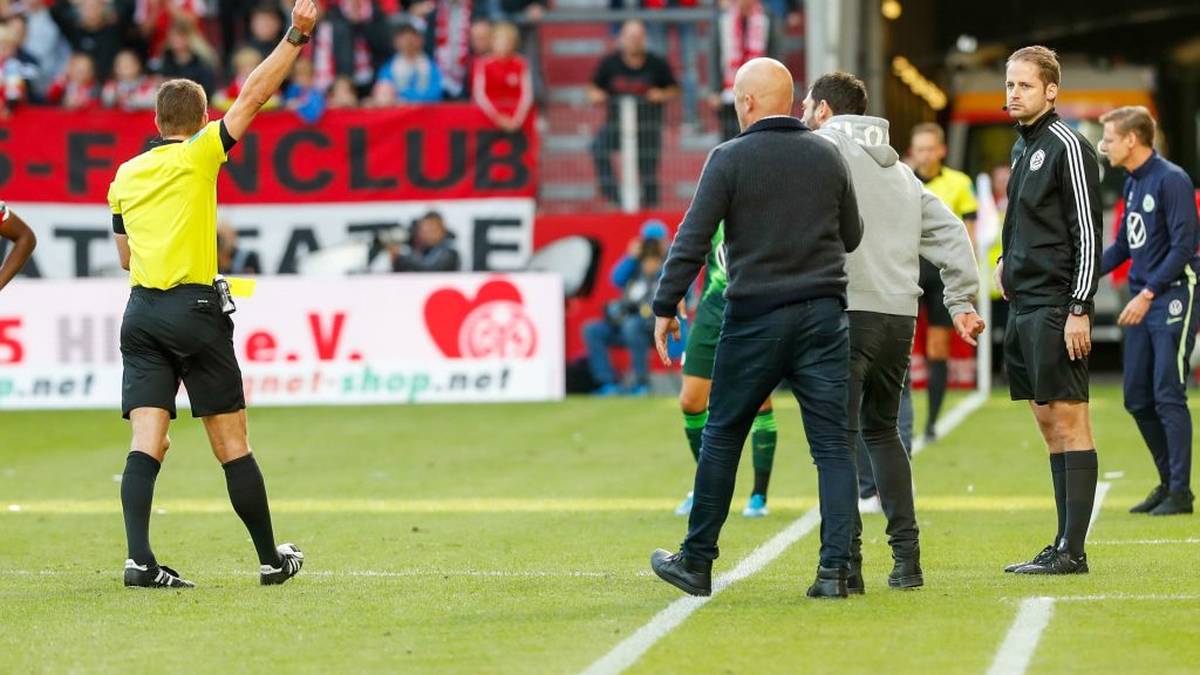 Als erster Trainer in der Bundesliga-Historie wurde damit ein Trainer vom Platz gestellt. "Ich weiß wirklich nicht mehr, was ich gesagt habe", betonte Schwarz, "ich habe gedacht, es seit der Abpfiff gewesen." Im nächsten Spiel ist er gesperrt und kann sein Team nicht betreuen. SPORT1 zeigt weitere Trainer-Ausraster