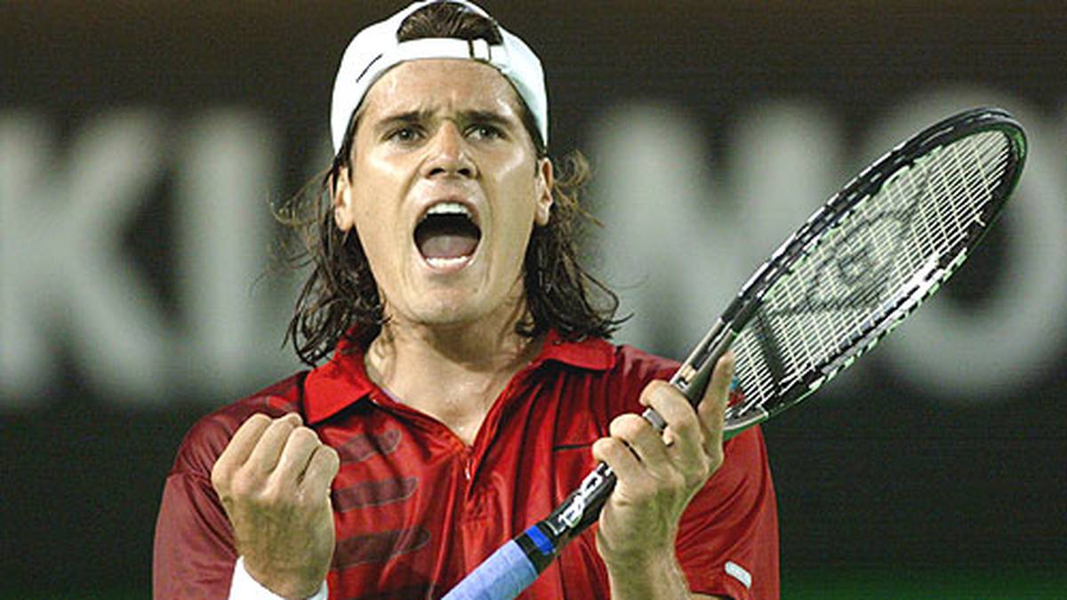 Seine Frisuren werden zu einem Markenzeichen. In seiner frühen Karriere trägt er eine kleine Mähne