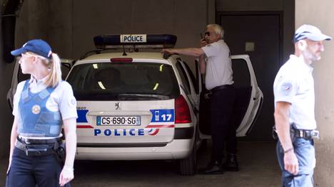 Die französische Polizei führt aktuell eine Razzia durch