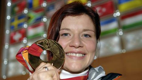 Sandra Kiriasis mit ihrer Olympia-Goldmedaille 2006