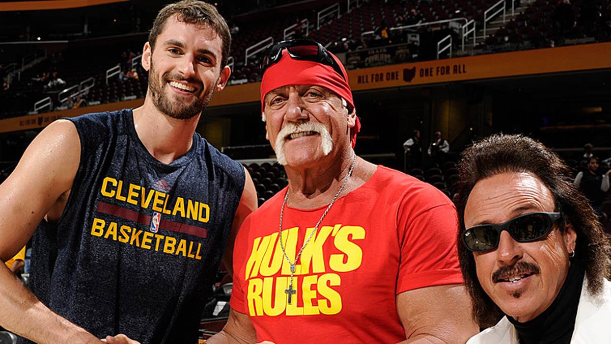 Hulk Hogan posiert bei der Partie der Cleveland Cavaliers gegen Meister San Antonio mit Kevin Love und Jimmy Hart