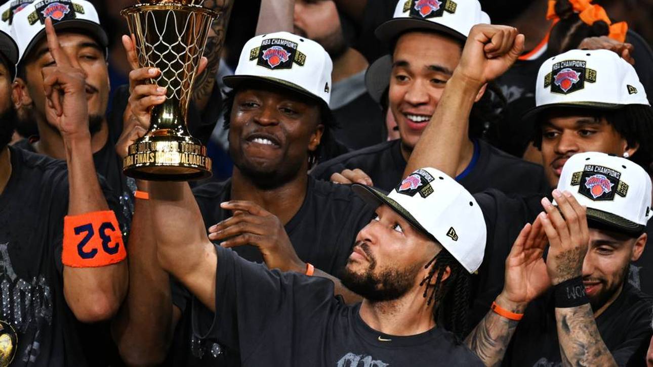 Jalen Brunson reckt die Finals-MVP-Trophäe in die Höhe