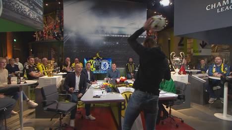 Uwe Hünemeier stellt im SPORT1 Fantalk das Handtor von Thiago Silva vom FC Chelsea in der Partie gegen Borussia Dortmund nach. 