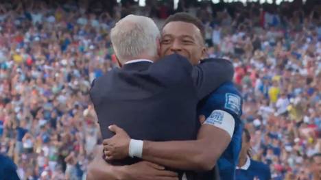 Kylian Mbappé bringt Frankreich gegen Schweden mit 1:0 in Führung. Es ist sein 17. WM-Treffer, mit dem er – wie schon Messi zuvor – an Miroslav Klose vorbeizieht. Im Anschluss kommt es zu einer emotionalen Szene mit Didier Deschamps.