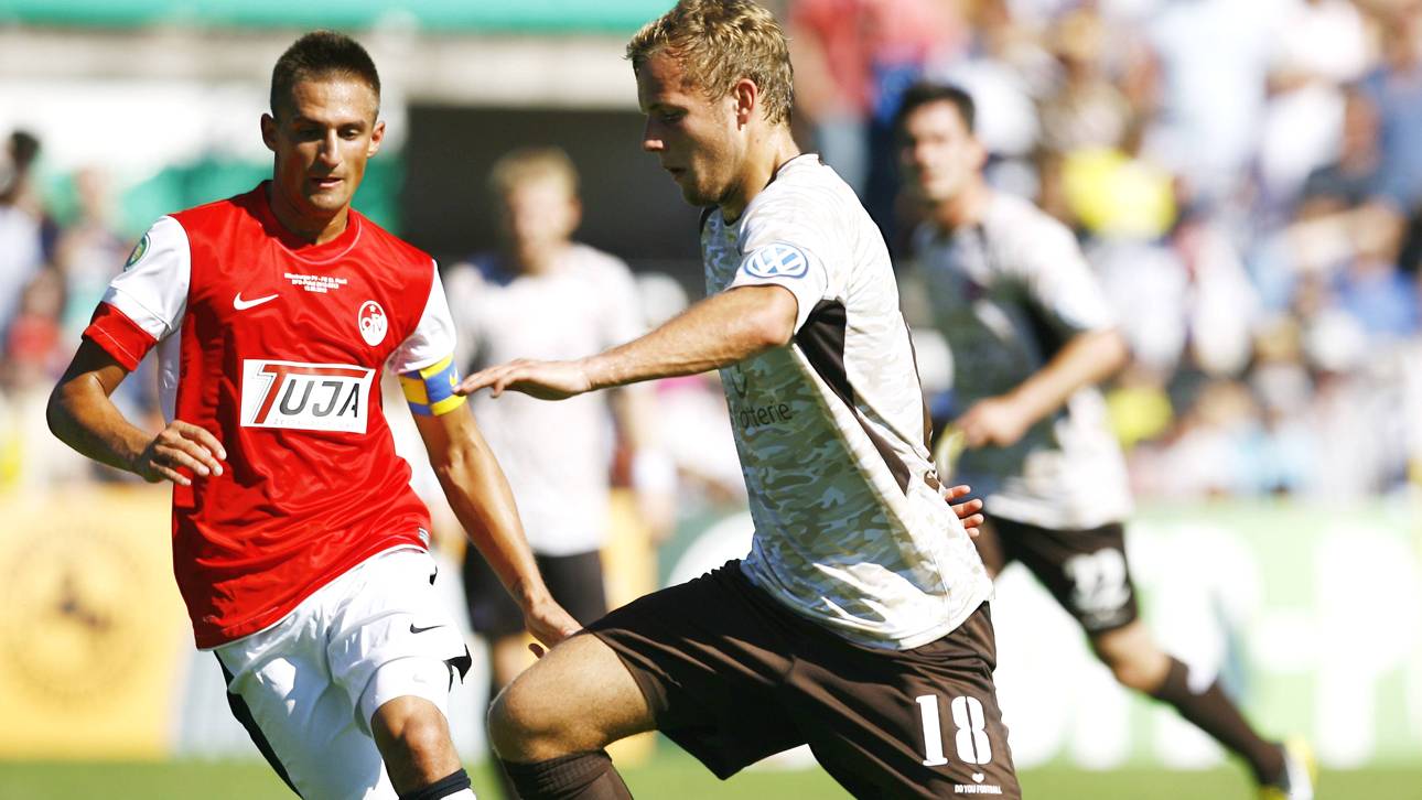 Adrian Vollmer (l.) spielte 2012 mit dem Offenburger FV im DFB-Pokal gegen den FC St. Pauli