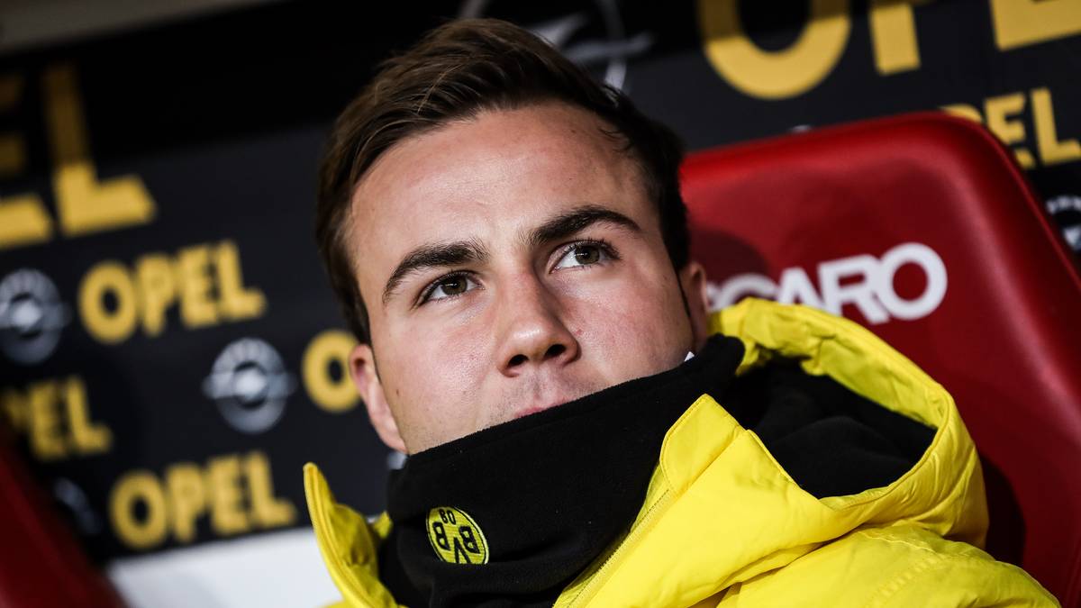 Zur Saison 16/17 kehrt Götze zurück nach Dortmund, muss hier aber auch öfter Platz auf der Bank nehmen. Das hat auch mit seinen Muskelproblemen zu tun. Jetzt weiß man, er leidet an einer Stoffwechselerkrankung