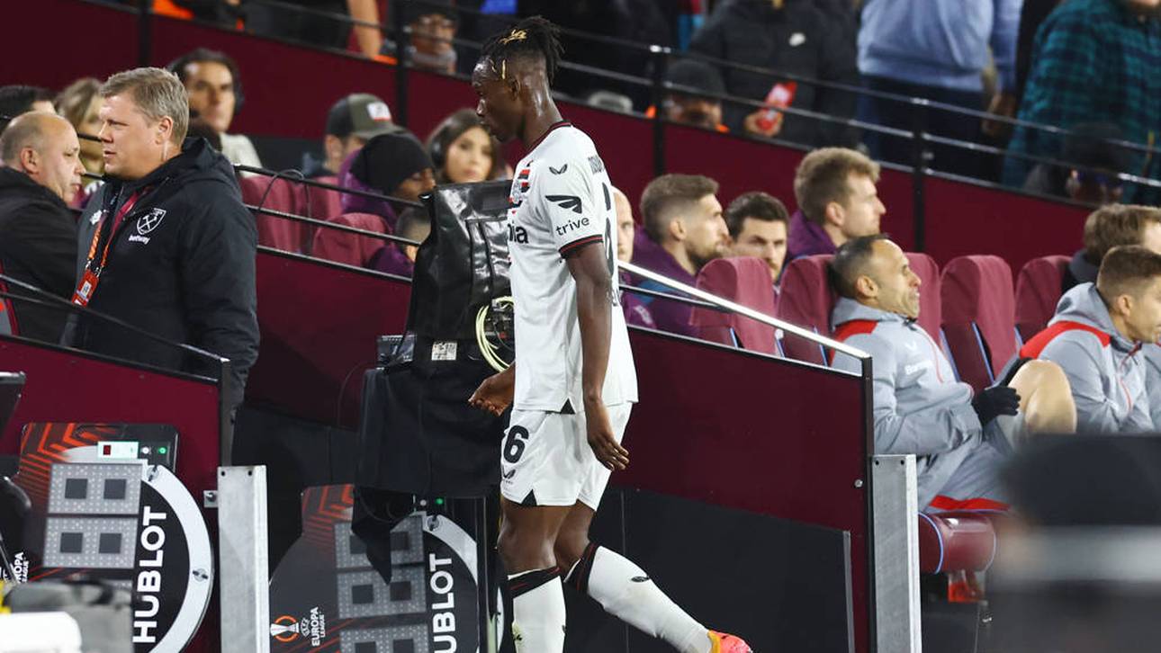 Odilon Kossounou stürmt nach seiner Auswechslung in die Kabine