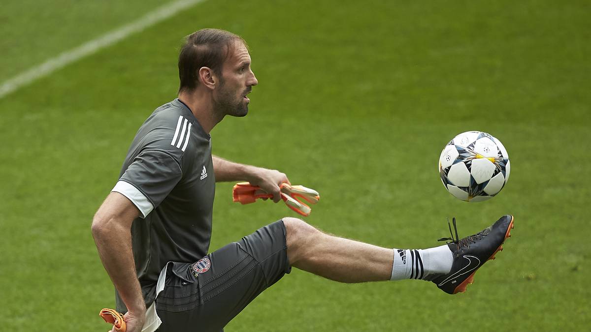 Tom Starke (37/Vertrag bis 2018): Wurde nach Neuers Ausfall reaktiviert, hatte seine Karriere eigentlich im Vorjahr beendet. Starke kehrt nach der Saison in sein Amt als Koordinator für die Torwarttrainer des FC Bayern Campus zurück. SPORT1-Urteil: Ohne Wertung wegen Karriereende