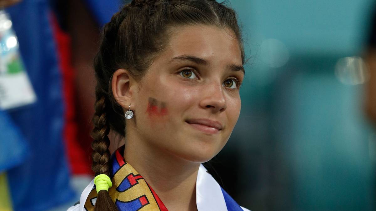 Diese russische Schönheit hält auch zum deutschen Team, wie auf ihrer Wange zu erkennen ist.