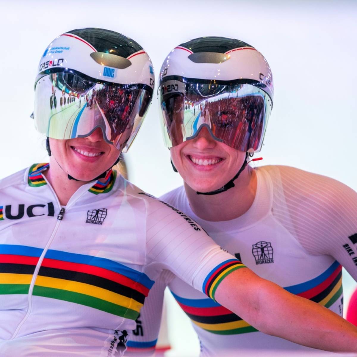 Die deutschen Bahnrad-Asse haben bei den Europameisterschaften in München die nächsten Medaillen sicher. Lisa Brennauer und Mieke Kröger stehen in der Einerverfolgung im Gold-Finale. 