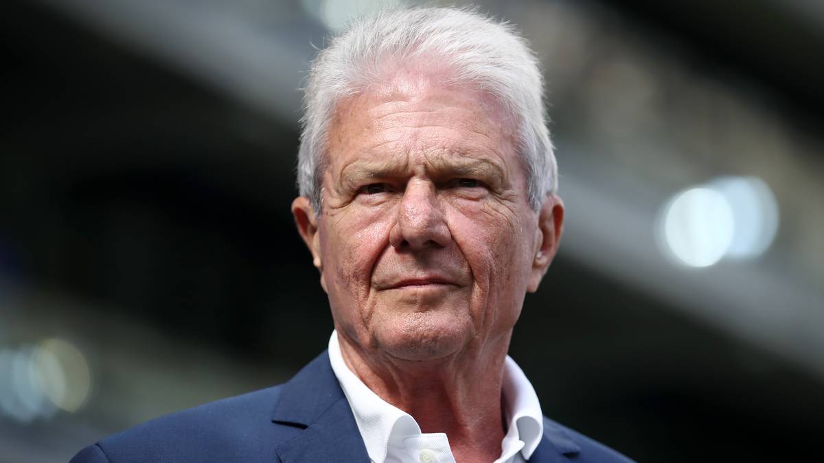 Im Vorfeld der Partie im September war bekannt geworden, dass Software-Milliardär Hopp gegen mehr als 30 BVB-Fans Strafantrag wegen Beleidigung gestellt hatte - wegen Schmähgesängen beim vorherigen Liga-Duell. In der BVB-Fanszene kam das als überzogen an und als zusätzliche Provokation