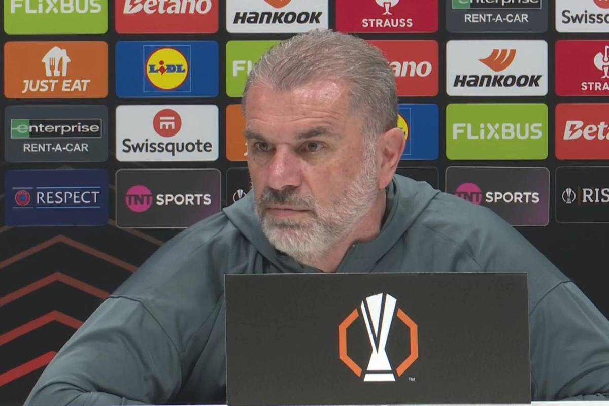 In der Liga liegt man auf Platz 16. Entsprechend wackelt der Stuhl von Tottenham-Trainer Ange Postecoglou. Der Australier will sich trotz seiner Lage, seinen bisherigen Erfolg mit den Spurs nicht kleinreden lassen.