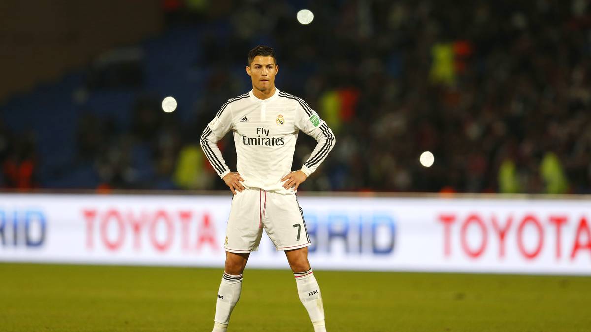 Der Boss steht bereit: Cristiano Ronaldo und seine Pose vor dem Freistoß sind weltberühmt - aber zählt der dreimalige Weltfußballer auch im neuen FIFA 16 zu den besten Schützen? SPORT1 zeigt die Top 5 der Kings am ruhenden Ball