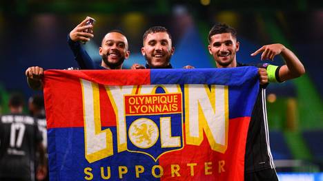 Memphis Depay (l.), Rayan Cherki undHoussem Aouar von Olympique Lyon feiern den Einzug ins Halbfinale