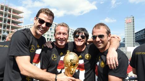 Oliver Bierhoff (l.) begrüßt die Studie über den deutschen WM-Triumph