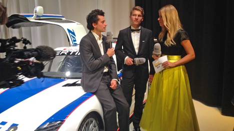 Julia Josten bei der ADAC Motorsportgala im Gespräch mit den Preisträgern Luca Ludwig und Sebastian Asch