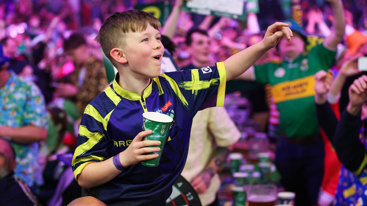 Ein ganz junger Luke Littler Fan