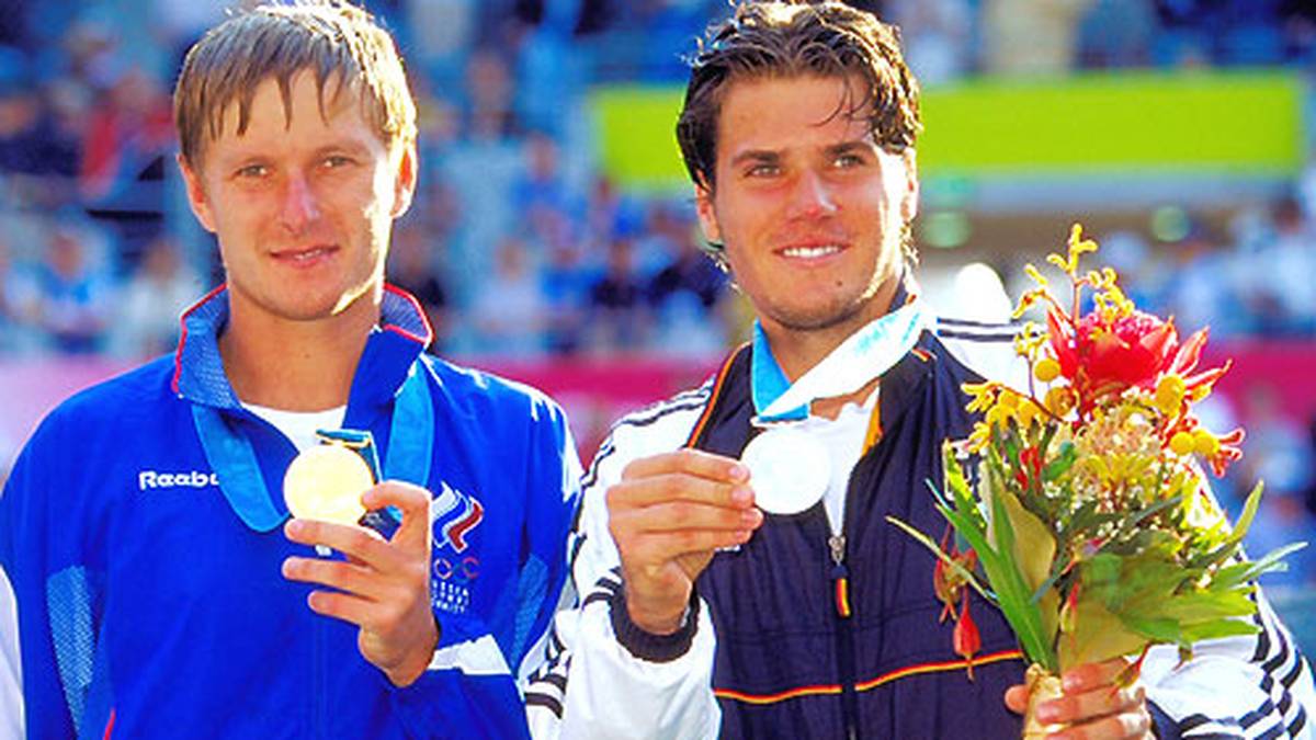 2000 feiert Haas (r.) einen großen Erfolg in seiner Karriere. Bei den Olympischen Spielen in Sydney gewinnt er die Silbermedaille. Gold geht an den Russen Jewgeni Kafelnikov (l.), dem Haas im Endspiel unterliegt
