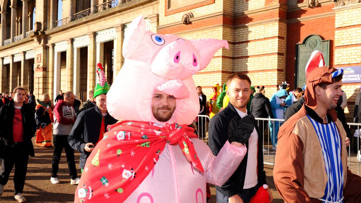 Deutlich einfacher hat es sich dieses "Schwein" gemacht. Dank eines Gucklochs kann der Fan jeden Dart verfolgen - und genügend Platz im Kostüm scheint auch zu sein
