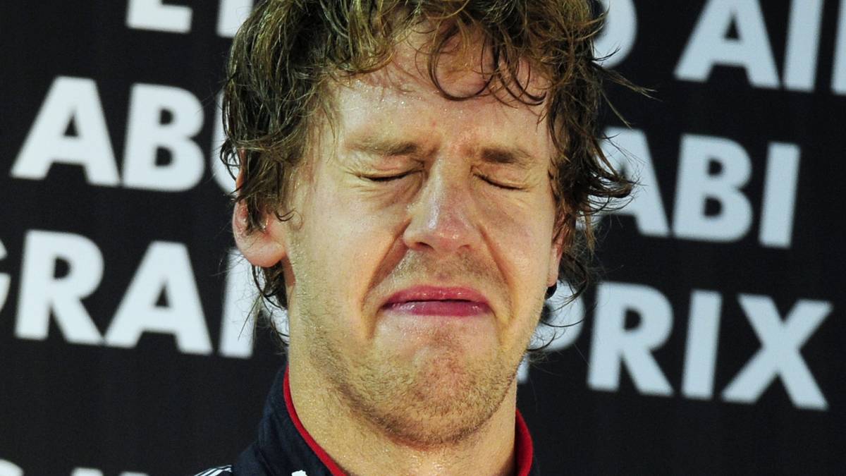 Formel 1: Nach seinem ersten WM-Triumph überkommen Vettel die Tränen bei dr Siegerehrung in Abu Dhabi