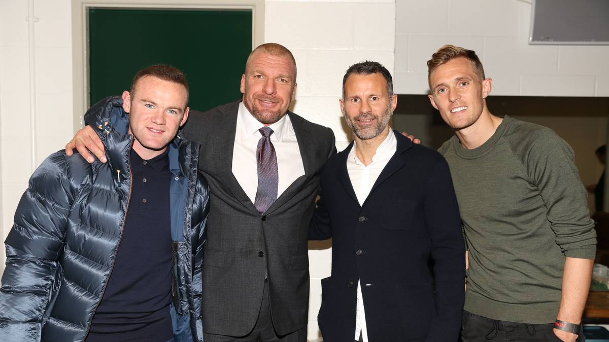 Wayne Rooney (l.) und Kollegen trafen sich hinter den Kulissen auch mit WWE-Vize-Chef Triple H