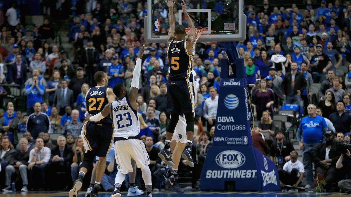 Dann schlägt jedoch Rodney Hood zu. Auf den letzten Drücker schießt er die Jazz noch in die Overtime. Schon zum achten Mal in dieser Saison müssen die Mavs Überstunden machen