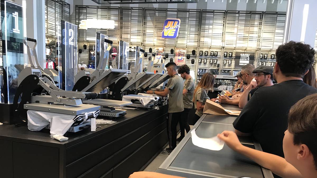 In den Sport- und Vereins-Läden, die noch zentraler in der Stadt liegen, dürften es mindestens genau so viele sein